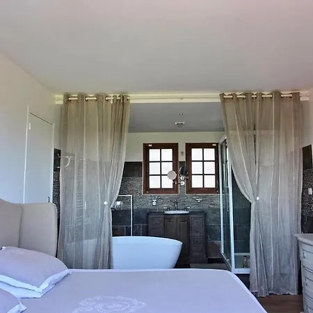 بيت للعطل Chaumiere De Charme Avec Piscine *